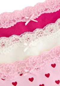 Τρία ζευγάρια εσωρούχων: ροζ με δαντέλα και φιόγκους, λευκό με δαντέλα και ροζ με σχέδια καρδιών. Απαλό βαμβακερό ύφασμα, ποικίλες υφές.