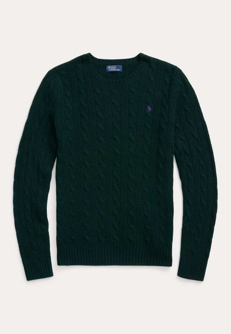 Pull vert foncé en maille torsadée avec col ras du cou et petit logo brodé violet sur le côté gauche de la poitrine.