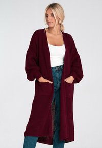 Burgundowa szydełkowana kardigan z długimi rękawami, otwarty z przodu i z dwiema przednimi kieszeniami. Teksturowana tkanina o luźnym, swobodnym kroju.