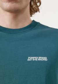Pompeii PRE SEASON TEE - Marškinėliai su spaudiniu - emerald