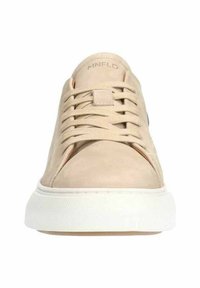 Beige suède sneaker met een witte rubberen zool, zes veters en een minimalistisch ontwerp. Bevat een klein merklogo op de tong.