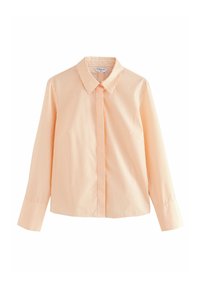 Chemise à manches longues rayée pêche et blanche, boutonnée, avec col pointu et larges poignets, présentée sur fond blanc.