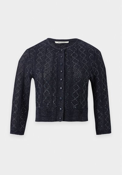 Cardigan court noir en maille avec manches longues, col rond et boutons à l'avant, présentant une texture délicatement travaillée.