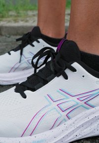 ASICS GEL-NIMBUS 26 - Zapatillas running asfalto - white/soothing sea