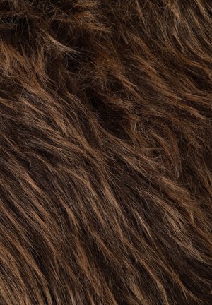 Bruin nep bont met verschillende texturen en lengtes, met golvende strengen en een zachte touch, wat zorgt voor een warme en gezellige uitstraling.