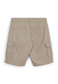 Bermuda beige in cotone, con due tasche posteriori e tasche cargo laterali, dalla vestibilità rilassata e dalla texture liscia.