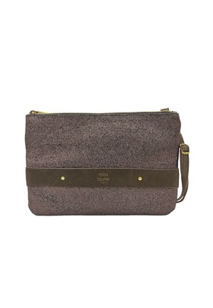 Pochette en bronze métallique avec une finition texturée, dotée d'une bandoulière en suède brun, d'une fermeture éclair en or et d'un logo en relief sur une bande en cuir.