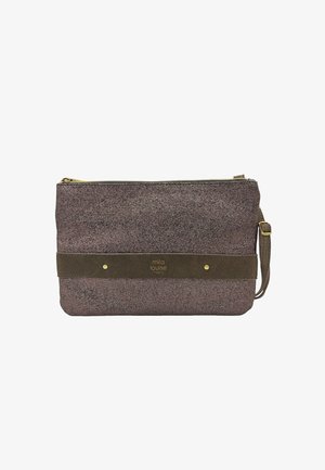 Pochette en bronze métallique avec une finition texturée, dotée d'une bandoulière en suède brun, d'une fermeture éclair en or et d'un logo en relief sur une bande en cuir.