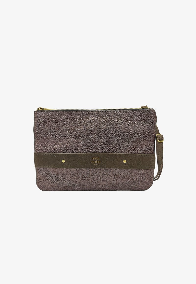 Pochette en bronze métallique avec une finition texturée, dotée d'une bandoulière en suède brun, d'une fermeture éclair en or et d'un logo en relief sur une bande en cuir.