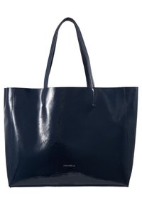 Grand sac cabas en cuir bleu foncé brillant avec deux bretelles et petit nom de marque blanc centré près du bas.