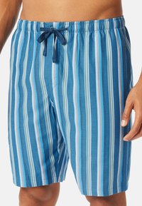 Shorts de bain rayés bleus avec taille à cordon, en tissu léger, avec des rayures alternées bleu foncé et bleu clair.