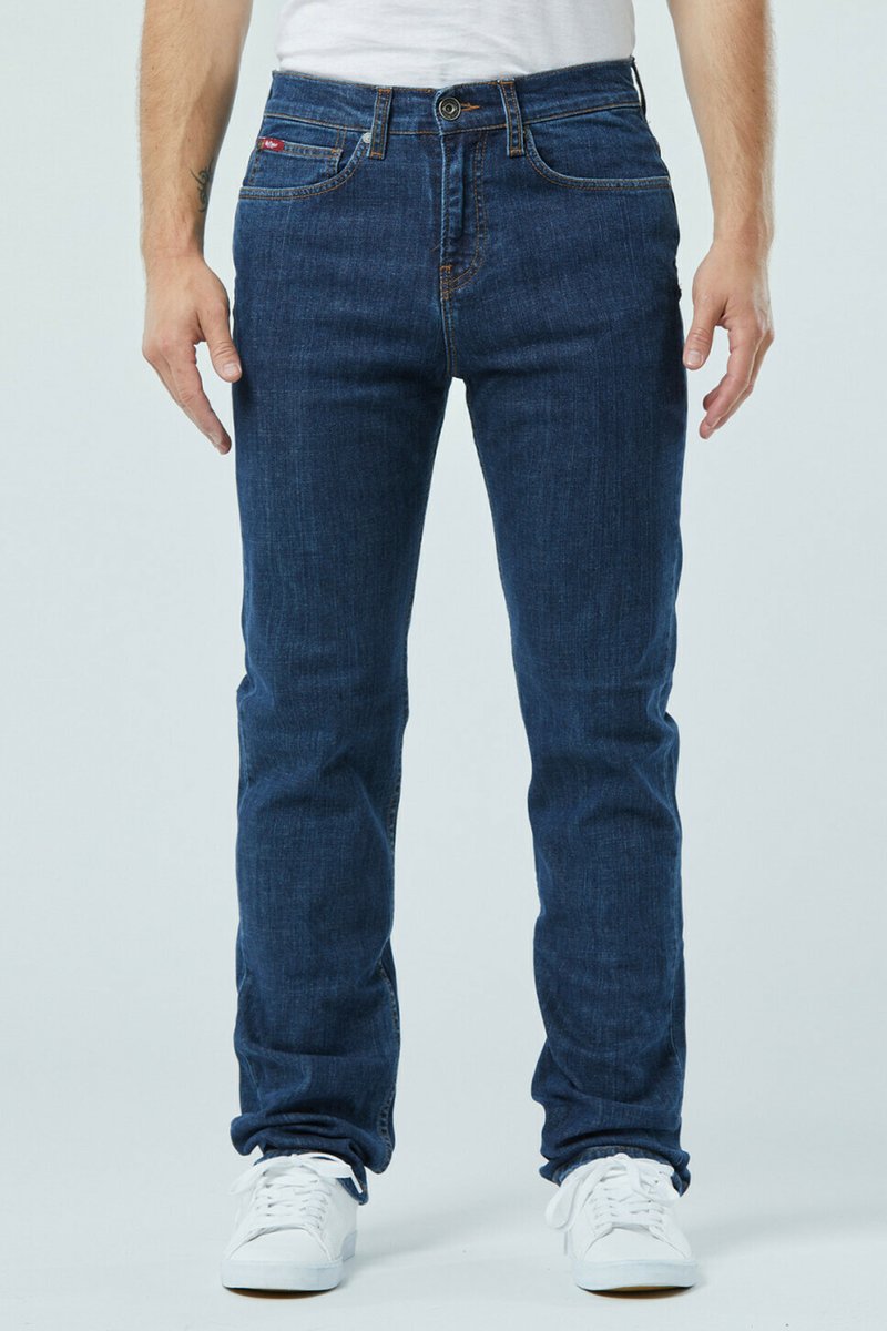 Jeans en denim bleu foncé avec une coupe droite, cinq poches et des coutures orange contrastantes. Portés avec des baskets blanches.