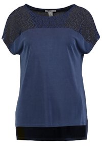 Krátký rukáv top v námořnické modré barvě s krajkovými detaily na ramenou, měkká tkanina, kulatý výstřih a černý lem pro kontrast.