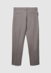 Pantaloni grigi con un design su misura, dotati di due tasche posteriori, pieghe pressate e gamba dritta. Tessuto dalla texture liscia.