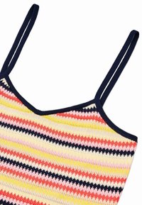 Strikket tanktopp med tynne marineblå stropper, med flerfargede striper i rosa, gul, rød og krem med et sikksakkmønster.