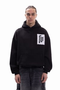 Sudadera con capucha negra con un bolsillo frontal y un logo blanco bordado en un parche texturizado. Corte holgado con capucha ajustable mediante cordón.
