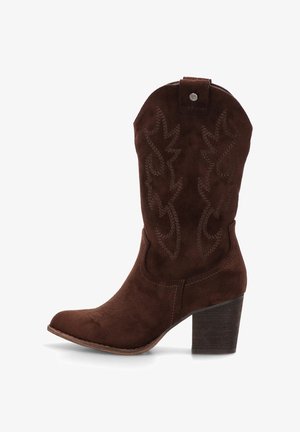 Bota vaquera de ante marrón con punta redondeada, diseño bordado en el cañón y tacón apilado para mayor estabilidad.