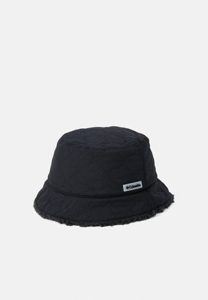 Chapéu preto de pala feito de tecido acolchoado com um padrão texturizado. Apresenta uma faixa costurada e uma etiqueta do logótipo da Columbia na lateral.