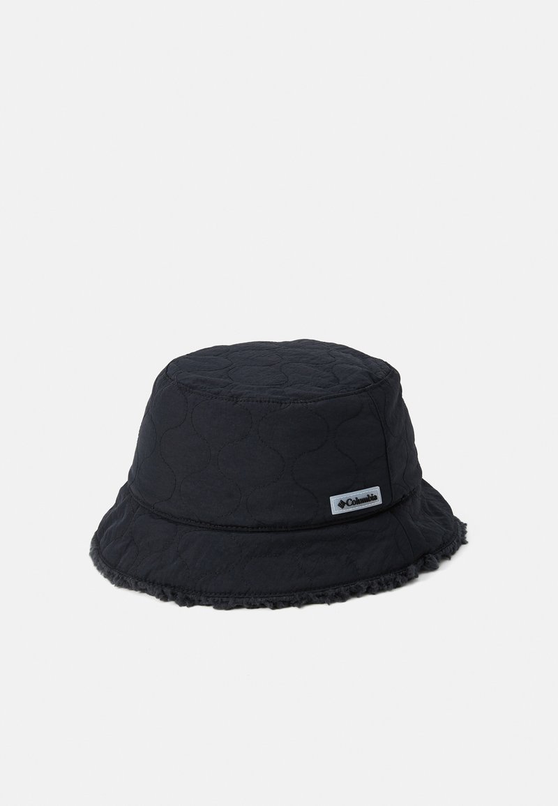 Schwarzer Bucket Hat aus gestepptem Stoff mit einem strukturierten Muster. Mit einem genähten Band und einem Columbia-Logoschild an der Seite.