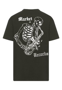 Musthave musta T-särk, millel on valge skeletoni joonistus, kes mängib saksofoni, peal on kiri "Market" ja all "Records" kaunistuses kirjas.