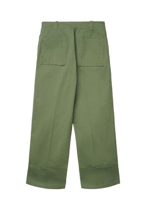 Pantalon ample couleur vert olive en coton avec deux poches arrière, une texture lisse et un détail de ourlet plié.