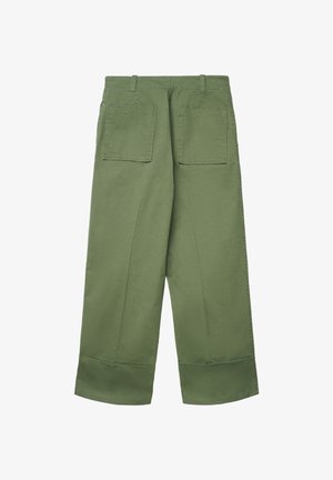 Pantalon ample couleur vert olive en coton avec deux poches arrière, une texture lisse et un détail de ourlet plié.