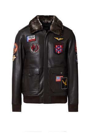 Ciemnobrązowa skórzana kurtka bomber z futrzanym kołnierzem i wieloma naszywkami w stylu militarnym, w tym US Navy, flagą amerykańską i wzorami orła.