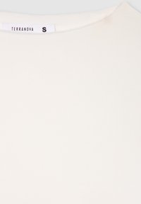 T-shirt bianca a maniche corte realizzata in tessuto elasticizzato, con scollatura rotonda e una piccola etichetta del marchio con indicazione della taglia.