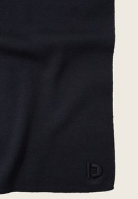 Czarny dziany szalik z teksturowanym wzorem prążkowym. Subtelny detal z marką w dolnym rogu. Miękka, elastyczna tkanina.