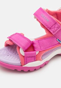 Růžové a fialové dětské sandály s síťovaným svrškem, nastavitelné popruhy, polstrovanou podešví a texturovanou podrážkou pro lepší grip.
