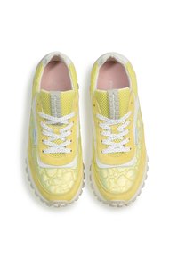 Sneaker gialli con texture trapuntata, pannelli in rete e dettagli bianchi. Suole in gomma spessa e lacci bianchi completano il design.