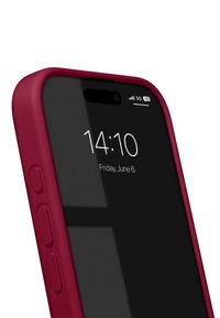 Telefondeksel i dyp rød silikon med glatt tekstur, avrundede kanter, sideknapper og en svart frontskjerm som viser tid og dato.