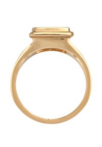 Guldring med en slät, polerad yta. Har en bred band och en upphöjd, platt detalj upptill för en elegant utseende.