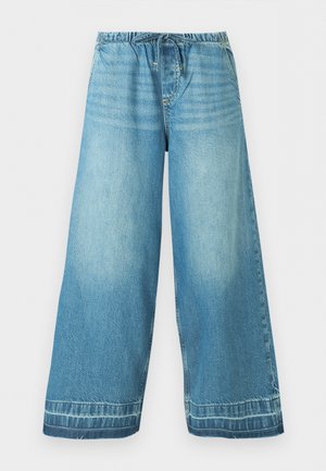 Φαρδιές παντελόνες από τζιν σε ανοιχτό γαλάζιο με ελαστική μέση και κορδόνι, μπροστινές τσέπες και διακριτικές ξεβαμμένες λεπτομέρειες.