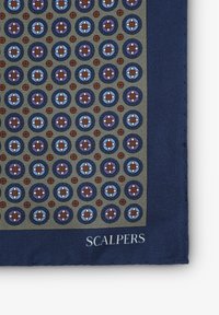 Fazzoletto da taschino in seta blu navy con un motivo geometrico di motivi circolari in blu, viola, rosso e crema, con la scritta "SCALPERS" in basso.