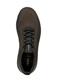 Sneaker nera con tomaia in knit traspirante, punta rotonda e lacci neri piatti. Presenta un motivo testurizzato e un logo sulla soletta.