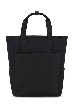 Sac cabas noir avec deux poignées, poche avant et poches latérales, en tissu avec un petit logo "Kapten & Son" sur la poche avant.