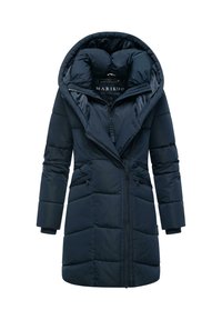 Marineblauwe gewatteerde parka met een grote capuchon, voorkant met rits en twee zijzakken. Kenmerkt zich door een gestikte textuur en elastische manchetten.