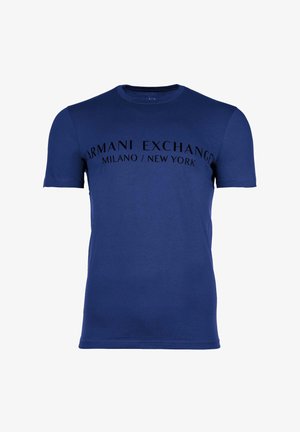 Navyblaues Baumwoll-T-Shirt mit Rundhalsausschnitt und kurzen Ärmeln. Auf der Vorderseite prangt schwarzer Text: "Armani Exchange Milano/New York."