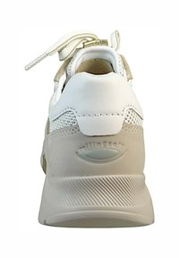 Beżowo-biała sneakers z materiałami siateczkowymi i skórzanymi, z teksturowaną podeszwą, okrągłym obcasem i sznurowadłami. Logo "rollingsoft" po boku.