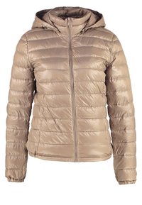 Beige pufferjacka med dragkedja fram, huva och vertikal quiltning, gjord av ett glansigt, lätt material.