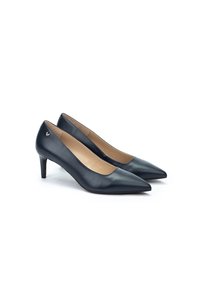 Zapatillas de tacón alto de punta afilada en cuero azul oscuro, con un tacón delgado de 5 cm y una textura suave. Presenta un sutil acento de logo en el costado.
