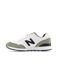 Sneaker New Balance con tomaia in mesh bianco e dettagli in suede verde oliva, con logo nero, suola grigia e design con lacci.