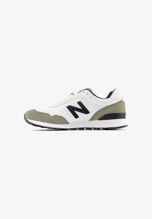 Sneaker New Balance con tomaia in mesh bianco e dettagli in suede verde oliva, con logo nero, suola grigia e design con lacci.