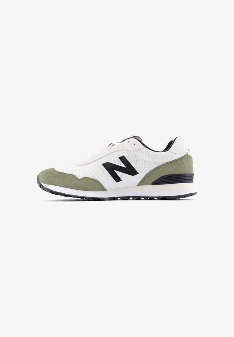 Sneaker New Balance con tomaia in mesh bianco e dettagli in suede verde oliva, con logo nero, suola grigia e design con lacci.