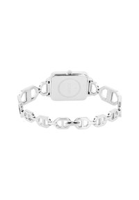 Silberner Metallarmbanduhr mit rechteckigem Zifferblatt und einem Gliederkettarmband mit geometrischen Ausschnitten. Minimalistisches Design mit polierter Oberfläche.
