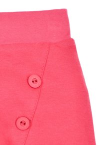 Felroze katoenen stof met een gladde textuur, voorzien van twee ronde roze knopen en een aansluitende tailleband voor een snug fit.