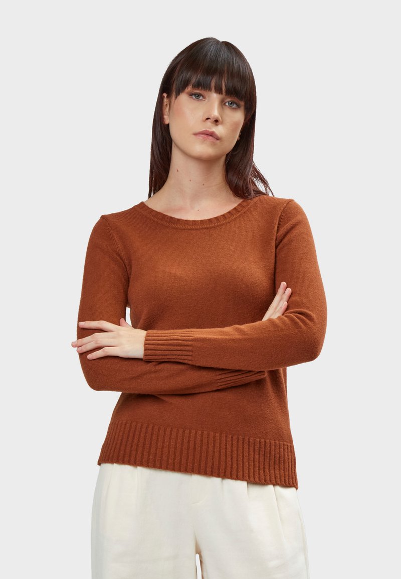 Maglione marrone lavorato a maglia con scollatura rotonda, polsini e fondo a coste. Il materiale sembra morbido con una finitura testurizzata.