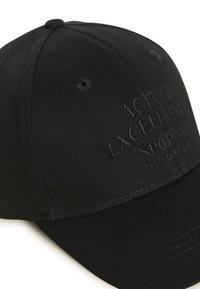 Gorra de béisbol negra hecha de tela texturizada, con el texto bordado "ACTIVO EXCELENTE DEPORTE" y una visera curvada con detalles de costura.