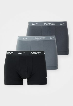 Pack de tres bóxers para hombres en negro, gris oscuro y gris claro. Hechos de algodón suave con cinturillas elásticas que presentan el logo de Nike.
